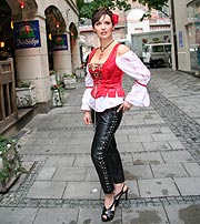 Angelika M. Zwerenz präsenteirt "Wiesnpunk" (Foto: Martin Schmitz=